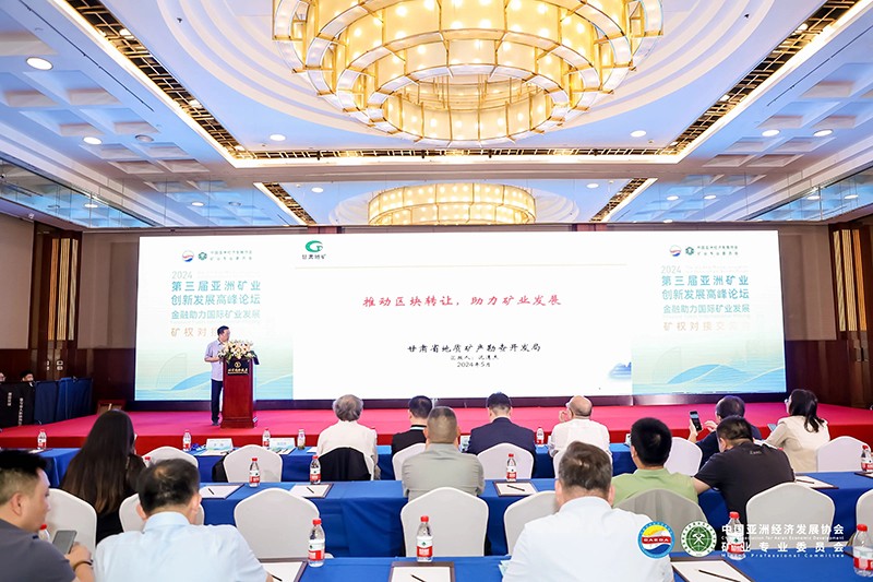 667911998ca9a.jpg 沈清杰做主题分享.jpg